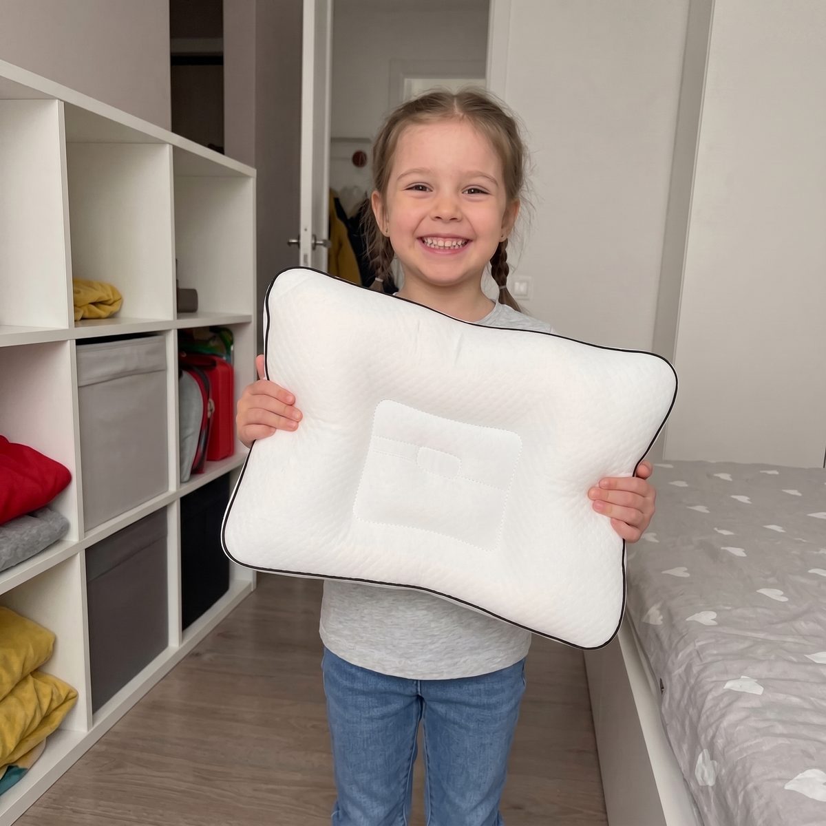 A young child asleep on the Noreli pillow, mouth closed